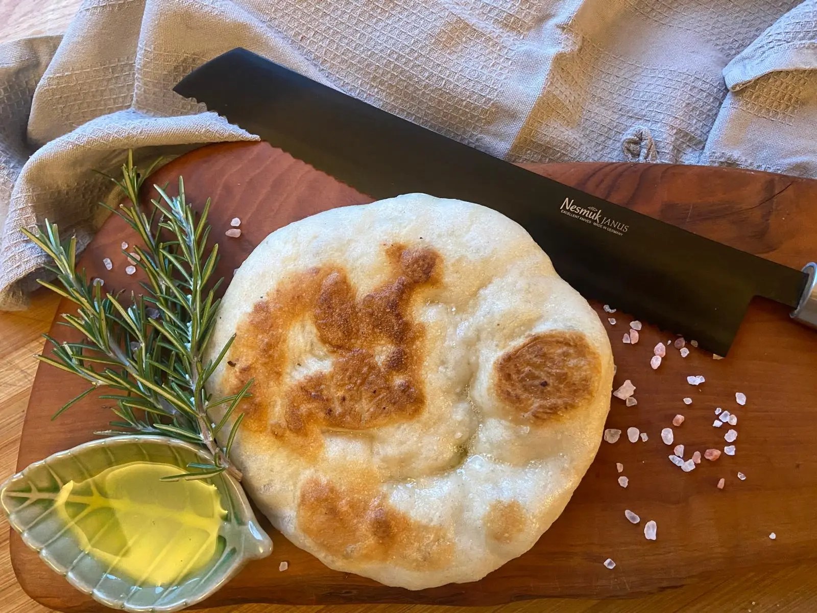 Fladenbrot mit NESMUK-Messer – Respektbotschafter Johannes Dackweiler