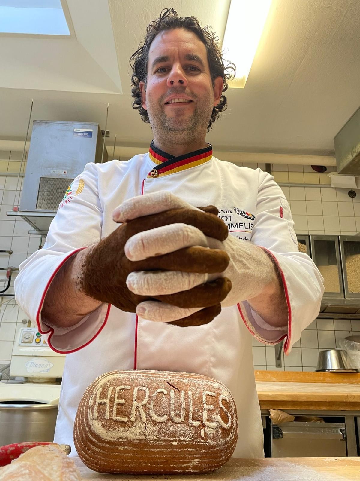 Meister Joda knetet dunklen Teig über dem Hercules-Brot