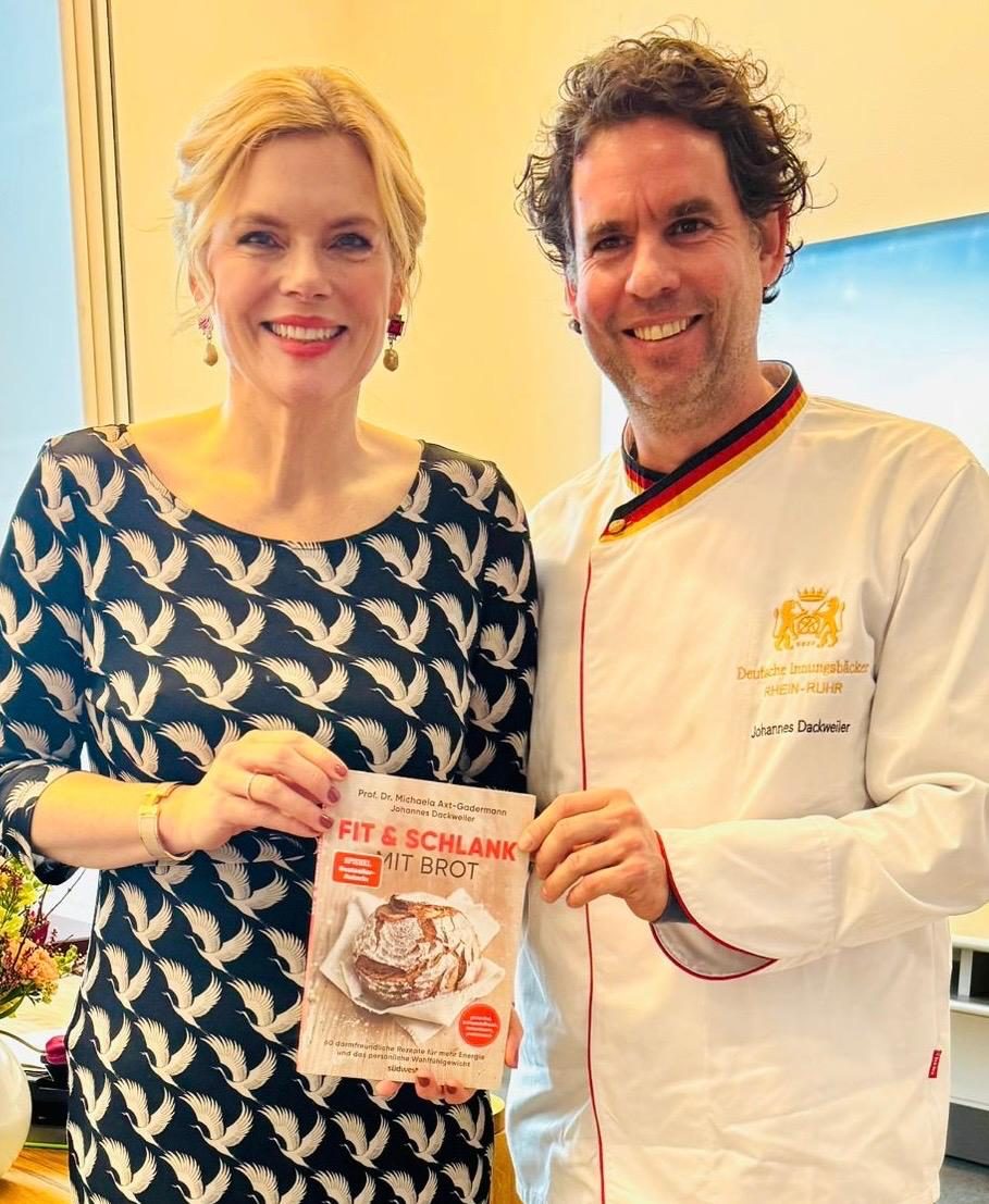 Meister Joda und Julia Klöckner mit dem Buch „FIT & SCHLANK MIT BROT“