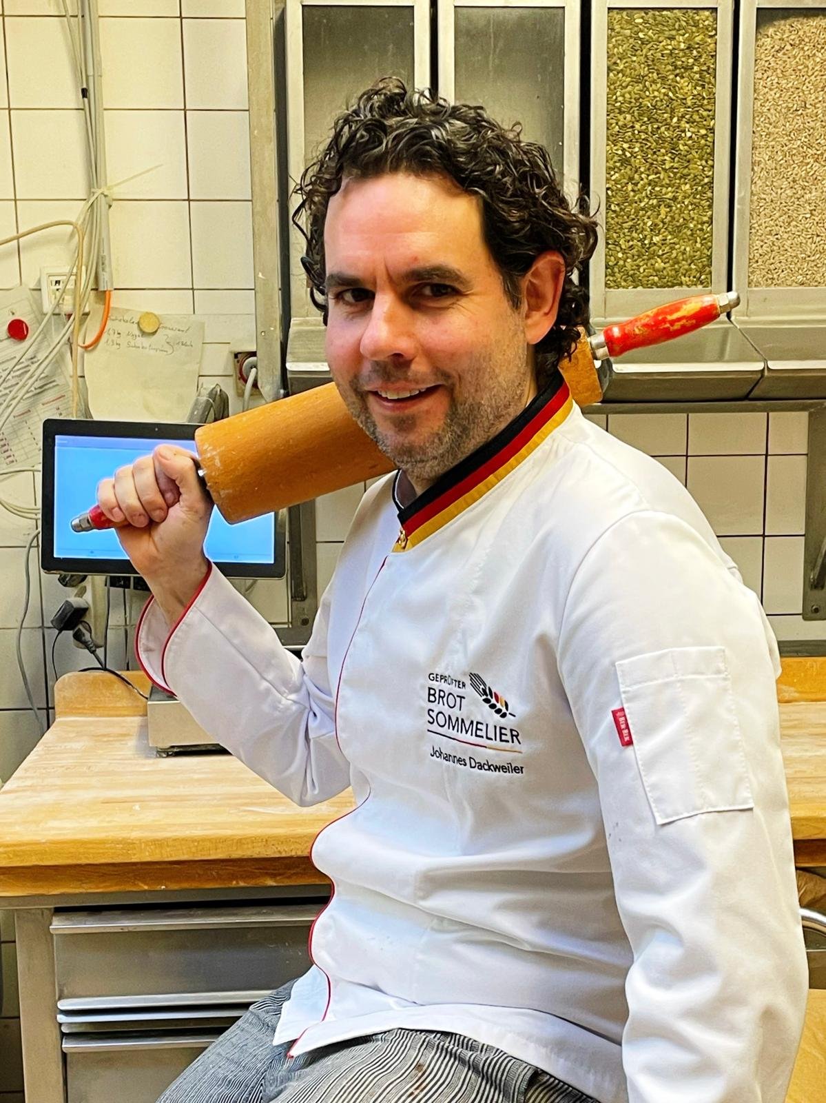 Meister Joda mit großem Nudelholz in der Backstube