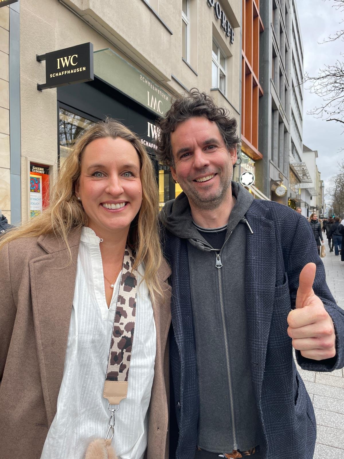 Meister Joda mit Claudia Barken in der Düsseldorfer Fußgängerzone
