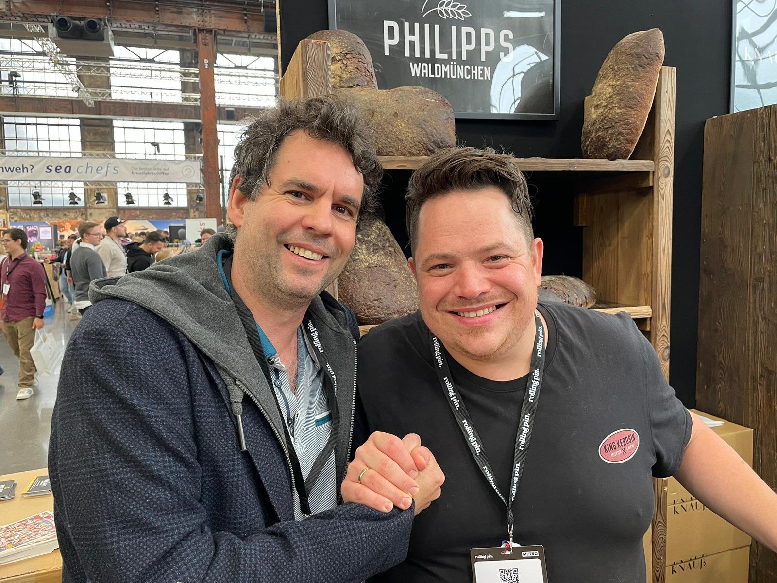 Händedruck am Stand von Backkollege Christian Philipps Waldmünchen auf der Messe in DUS