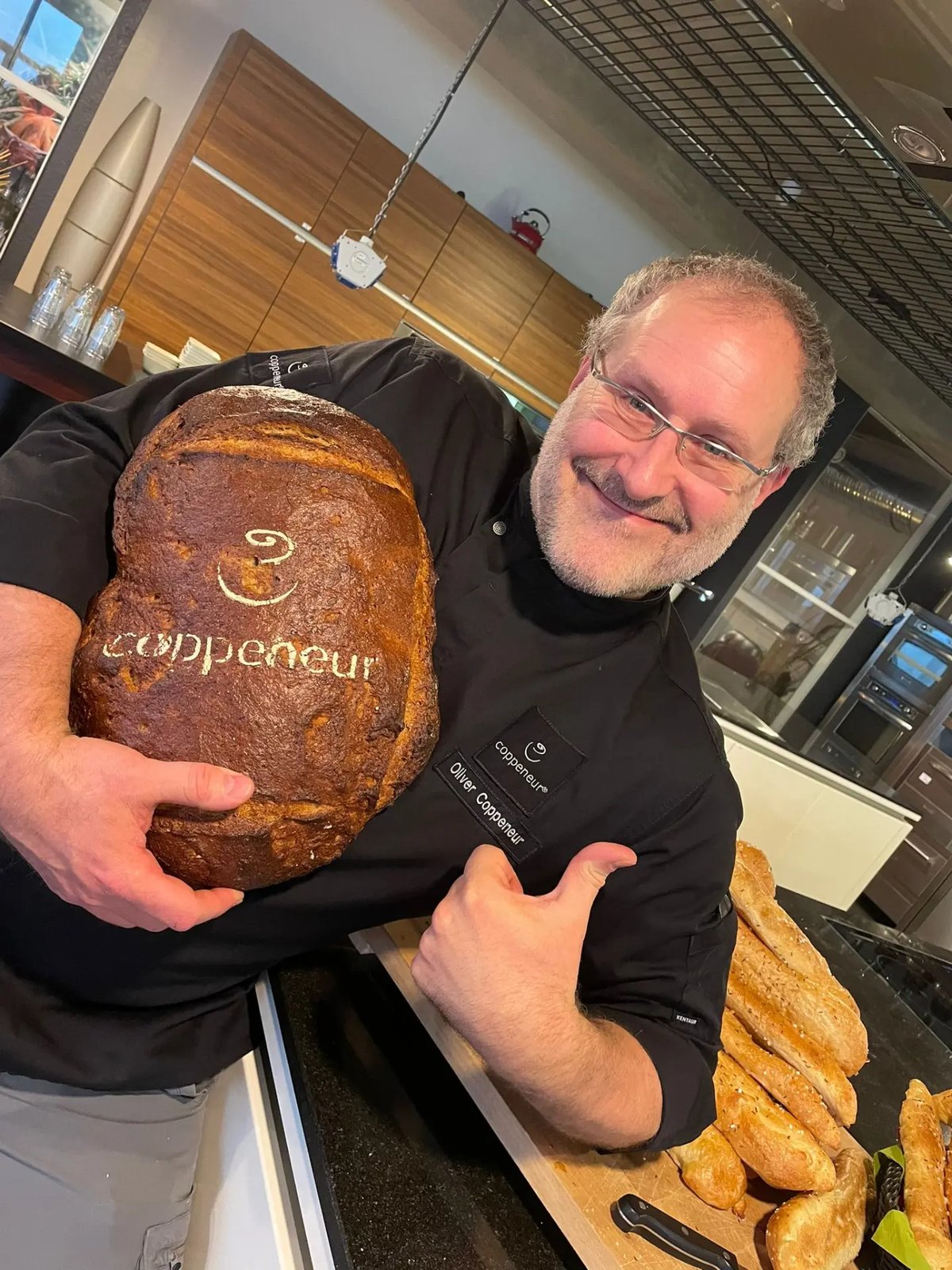 Chocolatier Oliver Coppeneur mit individualisiertem HERCULES BROT beim NULLTEN ADVENT in seiner Konfiserie