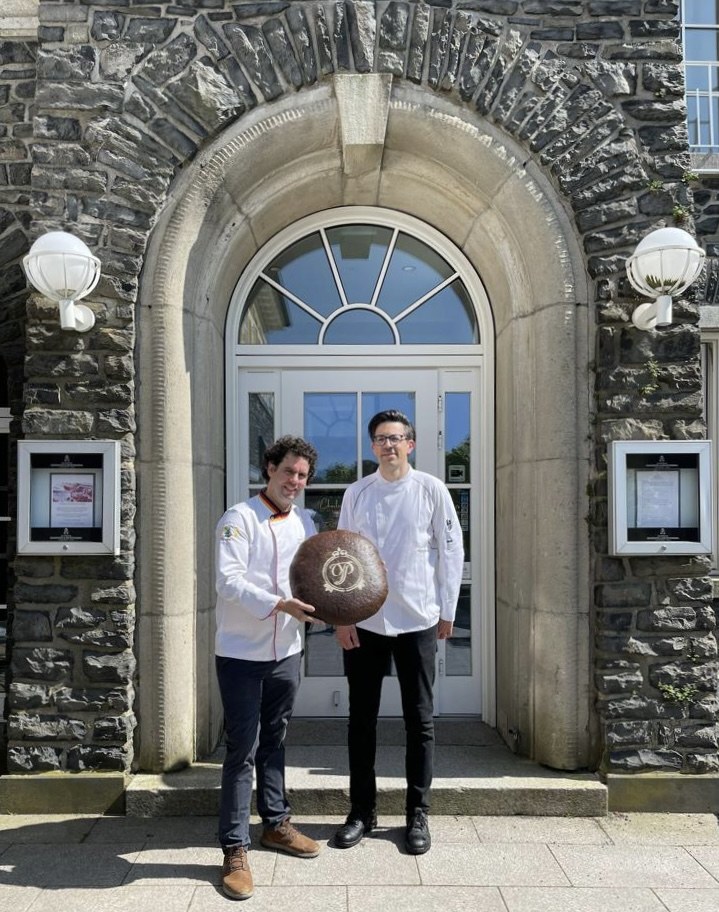 EXKLUSIVES HERCULES BROT mit P-LOGO des STEIGENBERGER ICON GRANDHOTEL & SPA PETERSBERG in Königswinter mit Executive CHEF Dennis Gulden