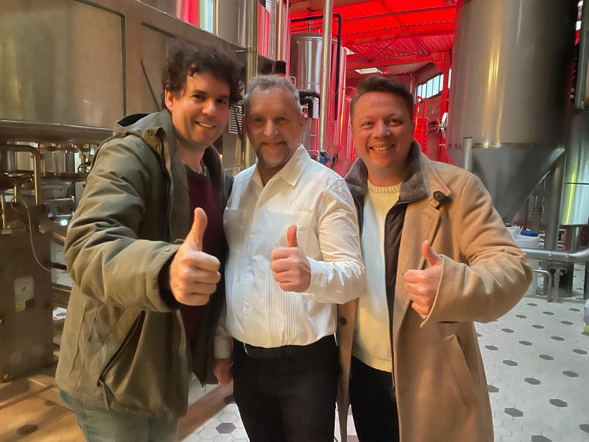 Drei Freunde in der KÜRZER BRAUEREI DUS
